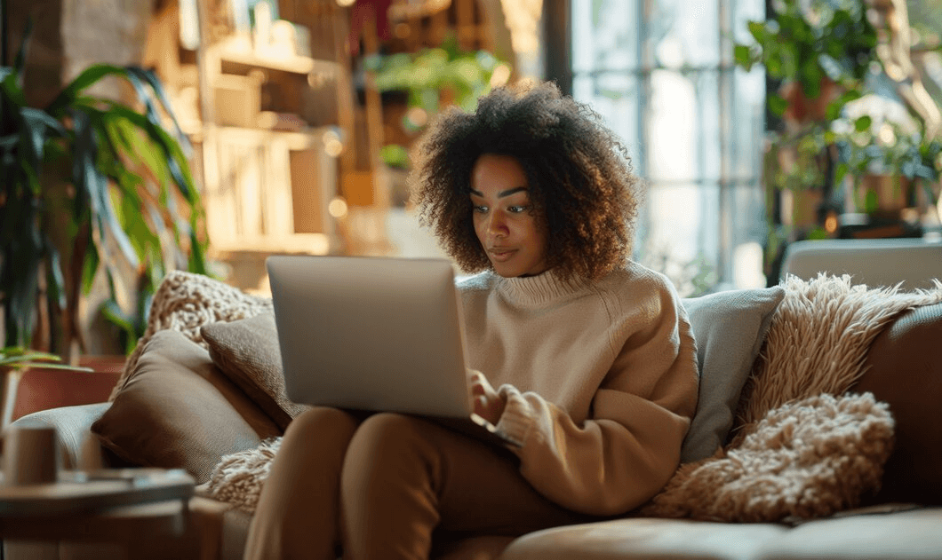 Mulher mexendo no computador